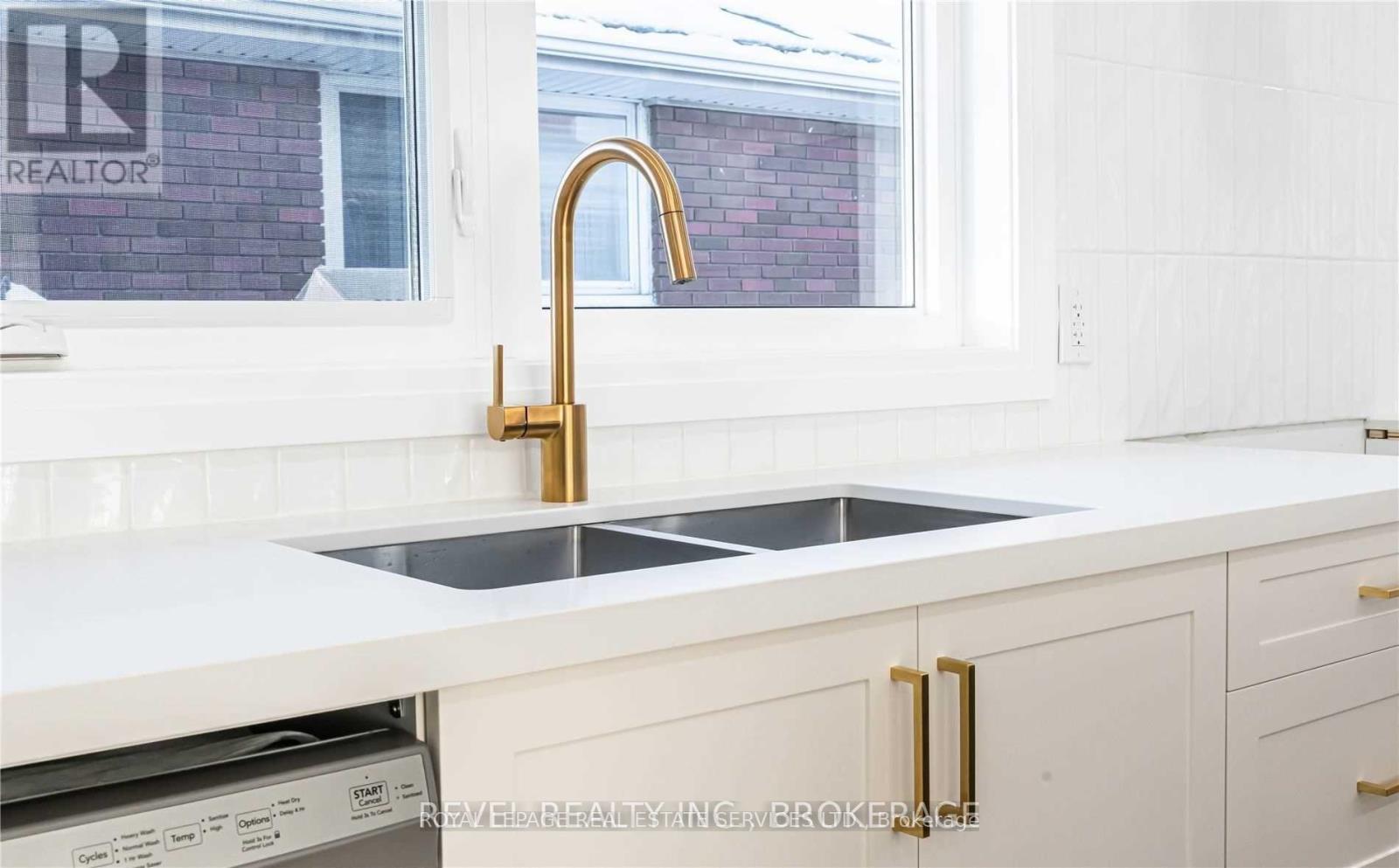 












UPPER - 33 CALLIE ROAD

,
Hamilton,




Ontario
L9A1Z8

