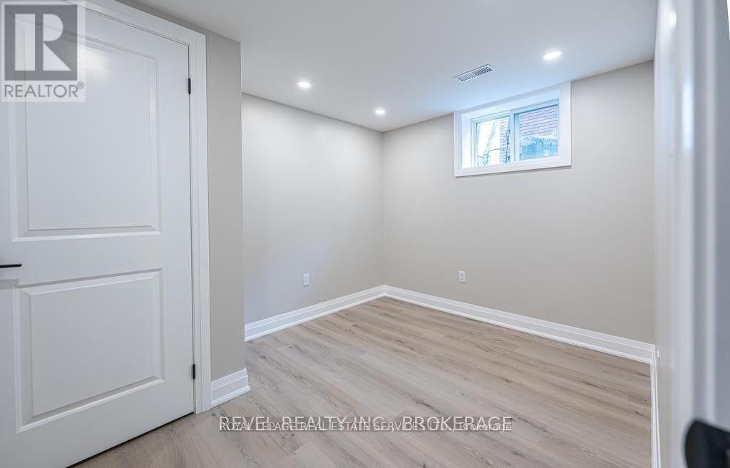 












LOWER - 33 CALLIE ROAD

,
Hamilton,




Ontario
L9A1Z8

