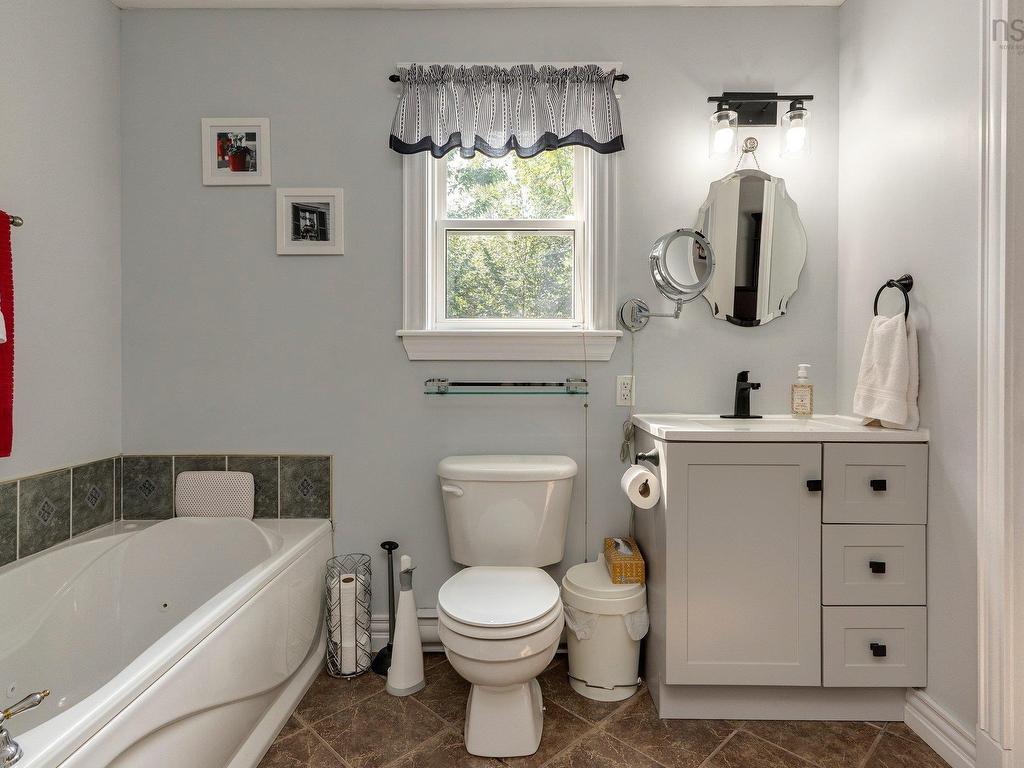 












32 Halewood Drive

,
Falmouth,




NS
B0P 1L0

