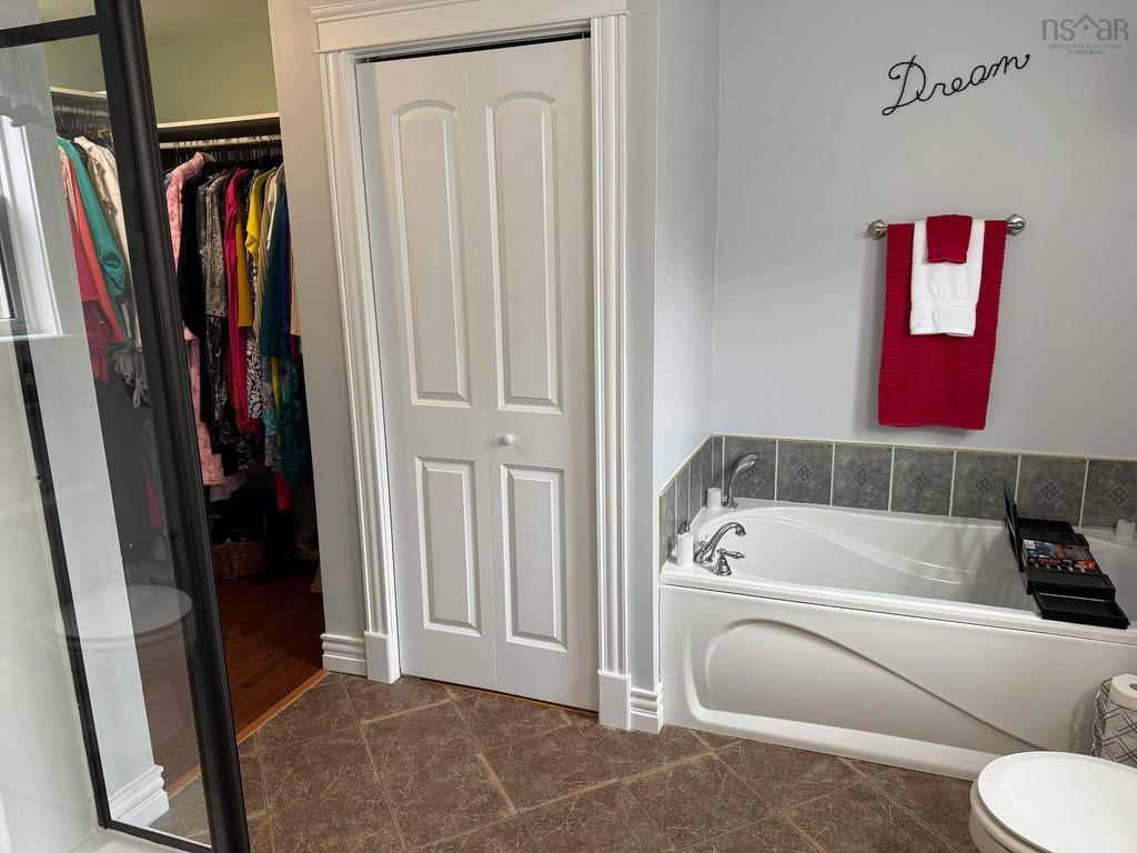 












32 Halewood Drive

,
Falmouth,




NS
B0P 1L0

