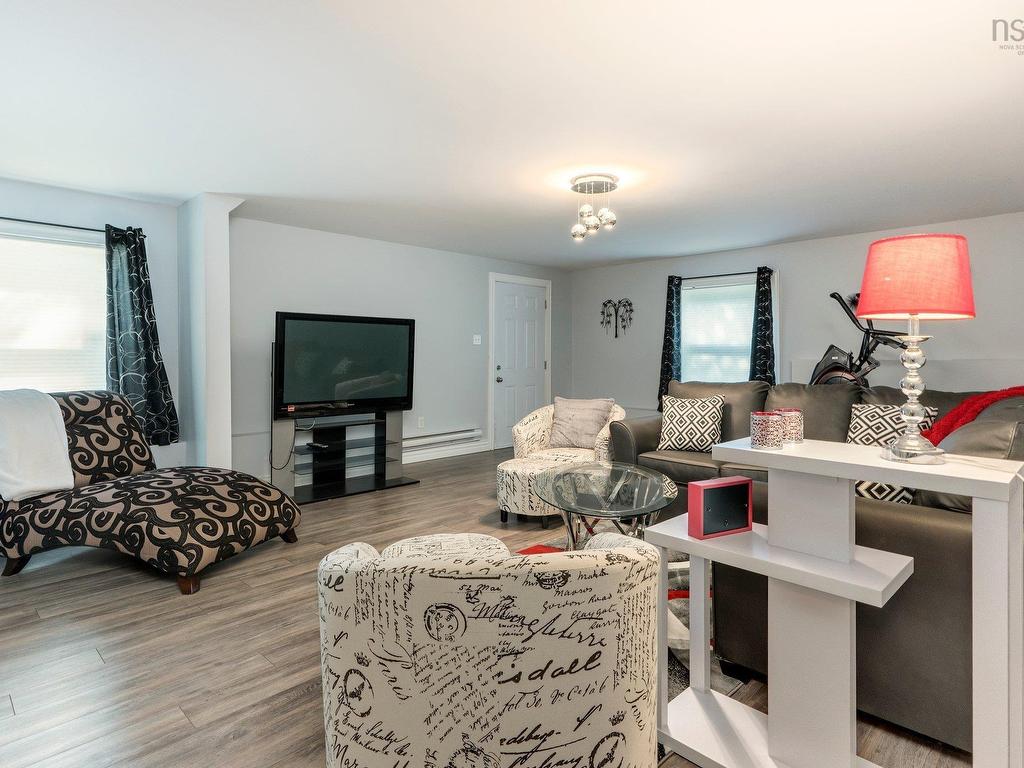 












32 Halewood Drive

,
Falmouth,




NS
B0P 1L0


