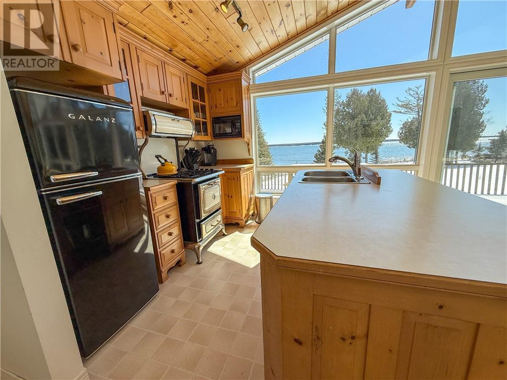 












150 Pennie Avenue

,
Tehkummah, Manitoulin Island,




Ontario
P0P2C0

