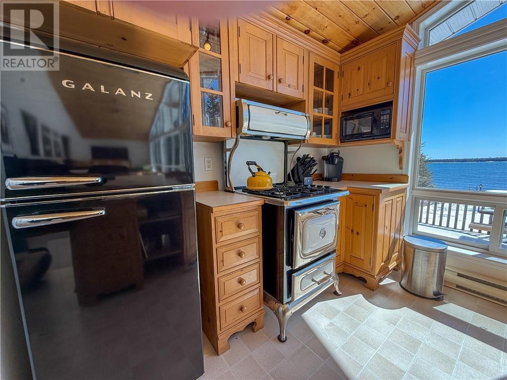 












150 Pennie Avenue

,
Tehkummah, Manitoulin Island,




Ontario
P0P2C0

