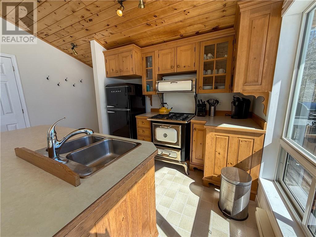 












150 Pennie Avenue

,
Tehkummah, Manitoulin Island,




Ontario
P0P2C0

