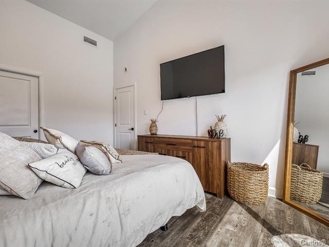 









270


Ch. H.-Zurenski

, B,
Val-des-Monts,




QC
J8N5J2

