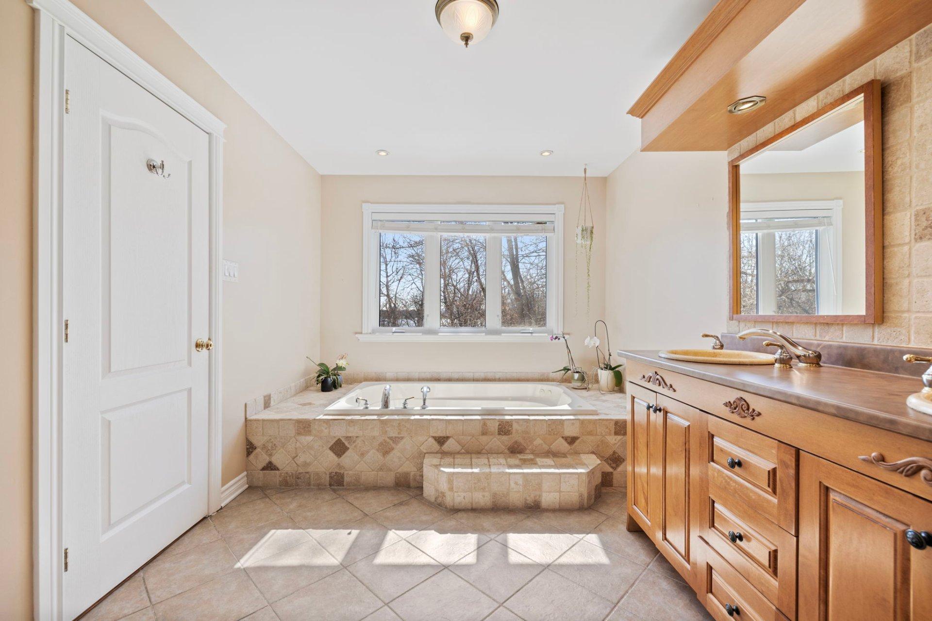 









111


Rue Champêtre

,
Gatineau (Aylmer),




QC
J9H6W4

