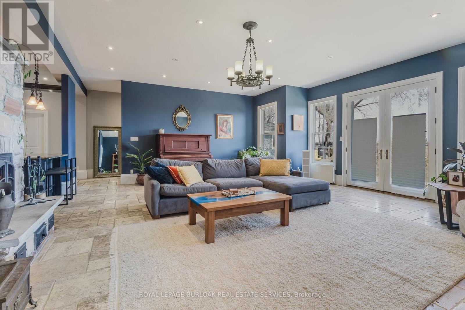 












957 BEACH BOULEVARD

,
Hamilton,




Ontario
L8H6Z7

