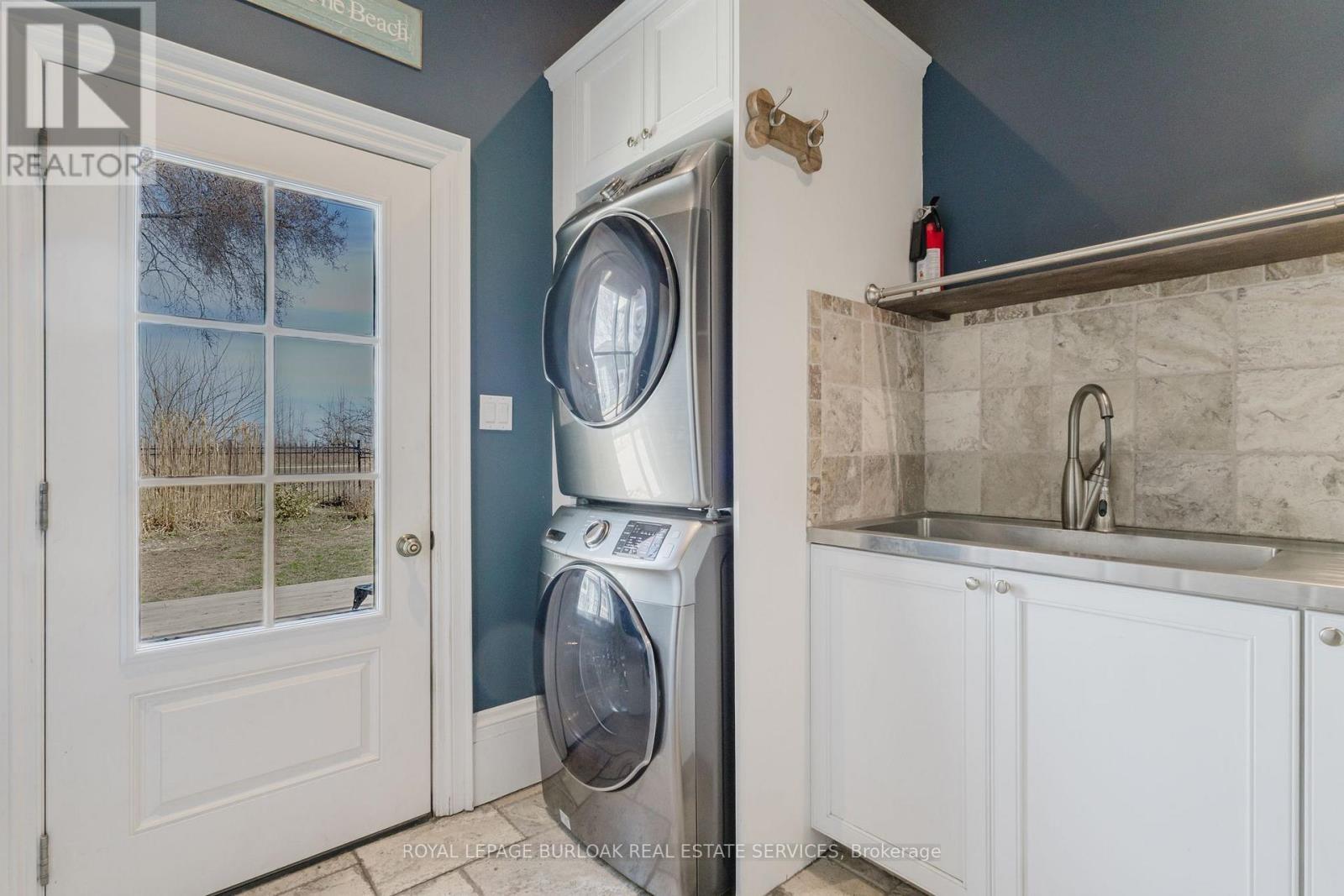 












957 BEACH BOULEVARD

,
Hamilton,




Ontario
L8H6Z7

