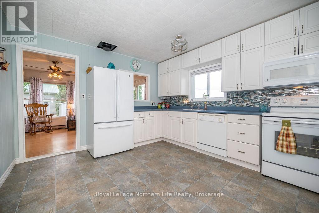 












347 BLACK POINT ROAD

,
North Algona Wilberforce,




Ontario
K0J1X0

