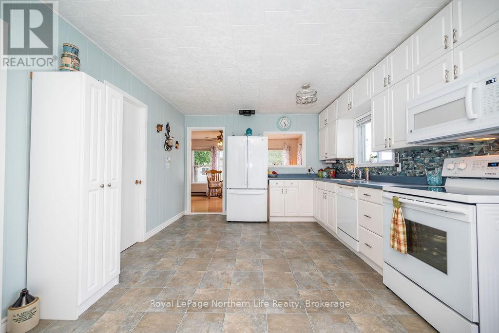 












347 BLACK POINT ROAD

,
North Algona Wilberforce,




Ontario
K0J1X0

