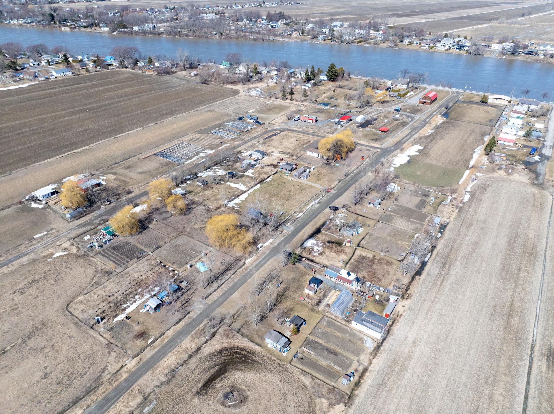 









9790


Boul. des Mille-Îles

,
Laval (Saint-François),







QC
H7A4C6

