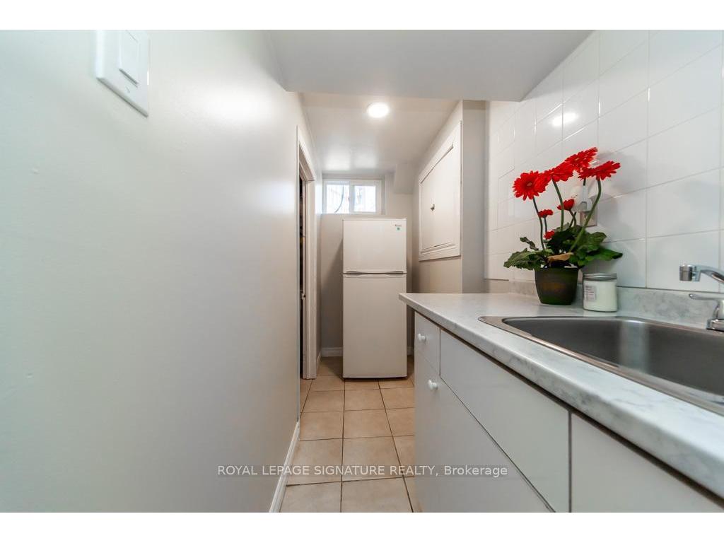 









3223


Ibbetson

Crescent,
Mississauga,




ON
L5C 1Z1


