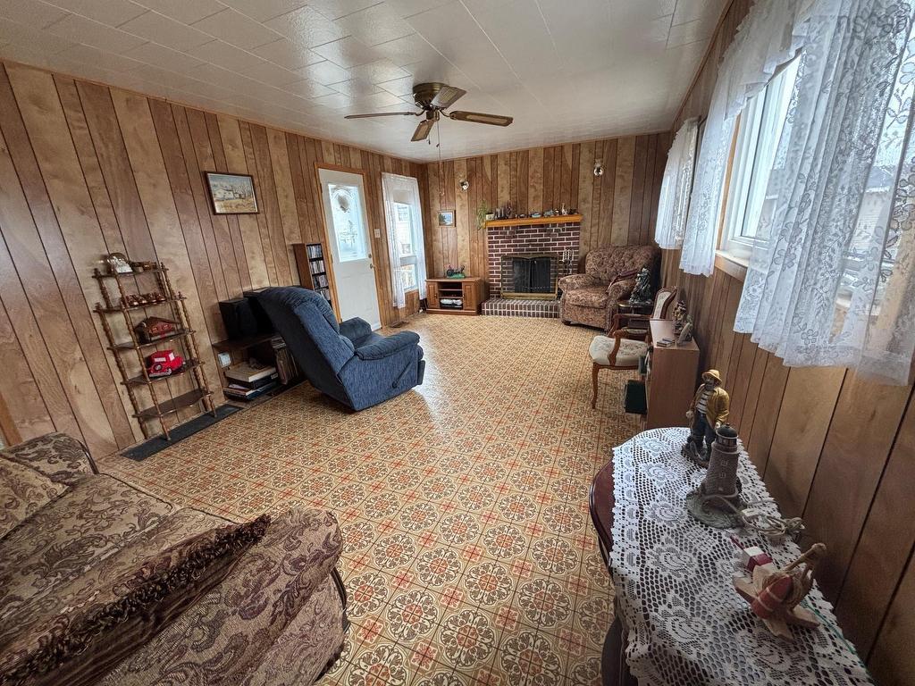 












337 Eight Street

,
New Waterford,




NS
B1H 3S4

