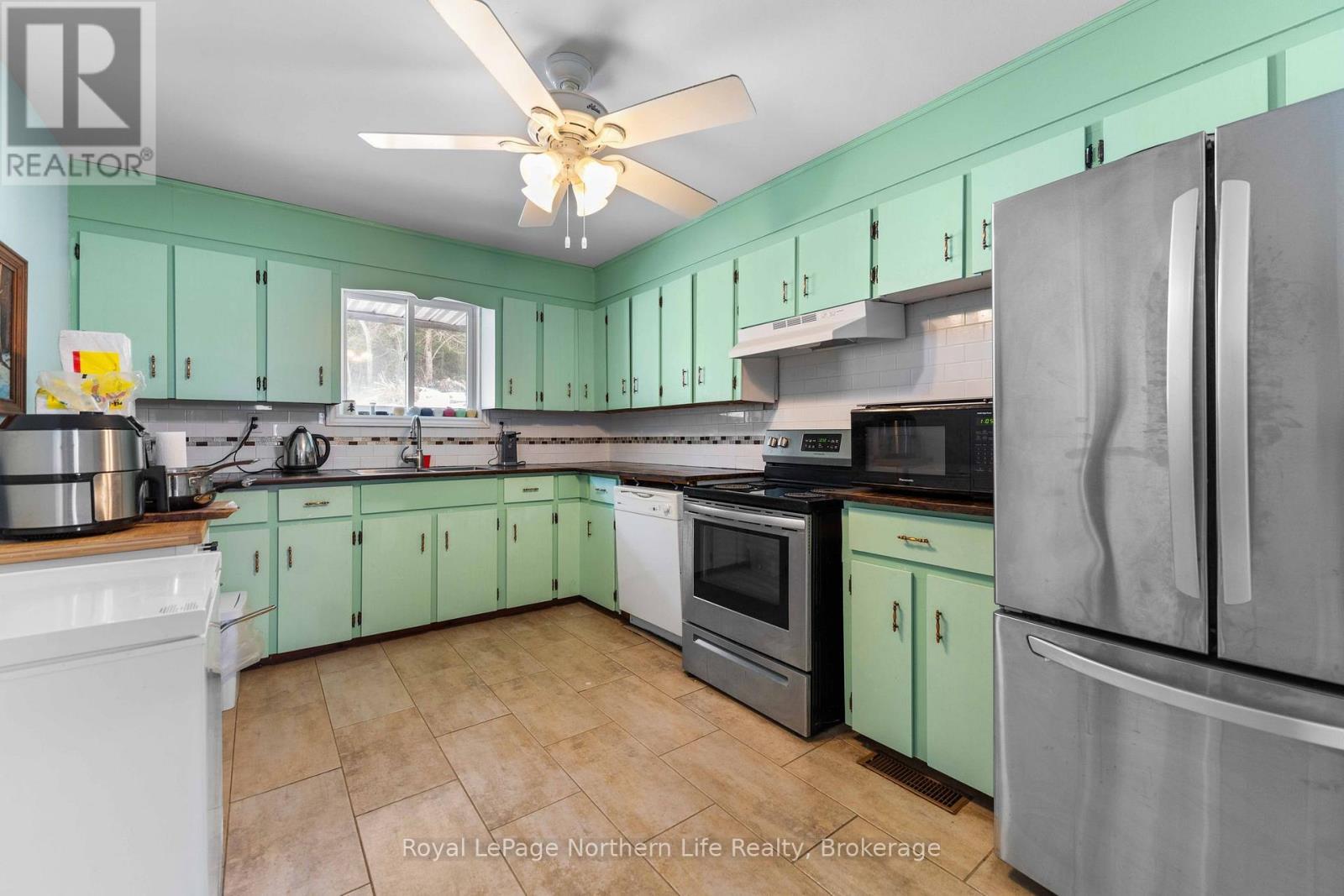 












39132 COMBERMERE ROAD

,
Madawaska Valley,




Ontario
K0J1L0

