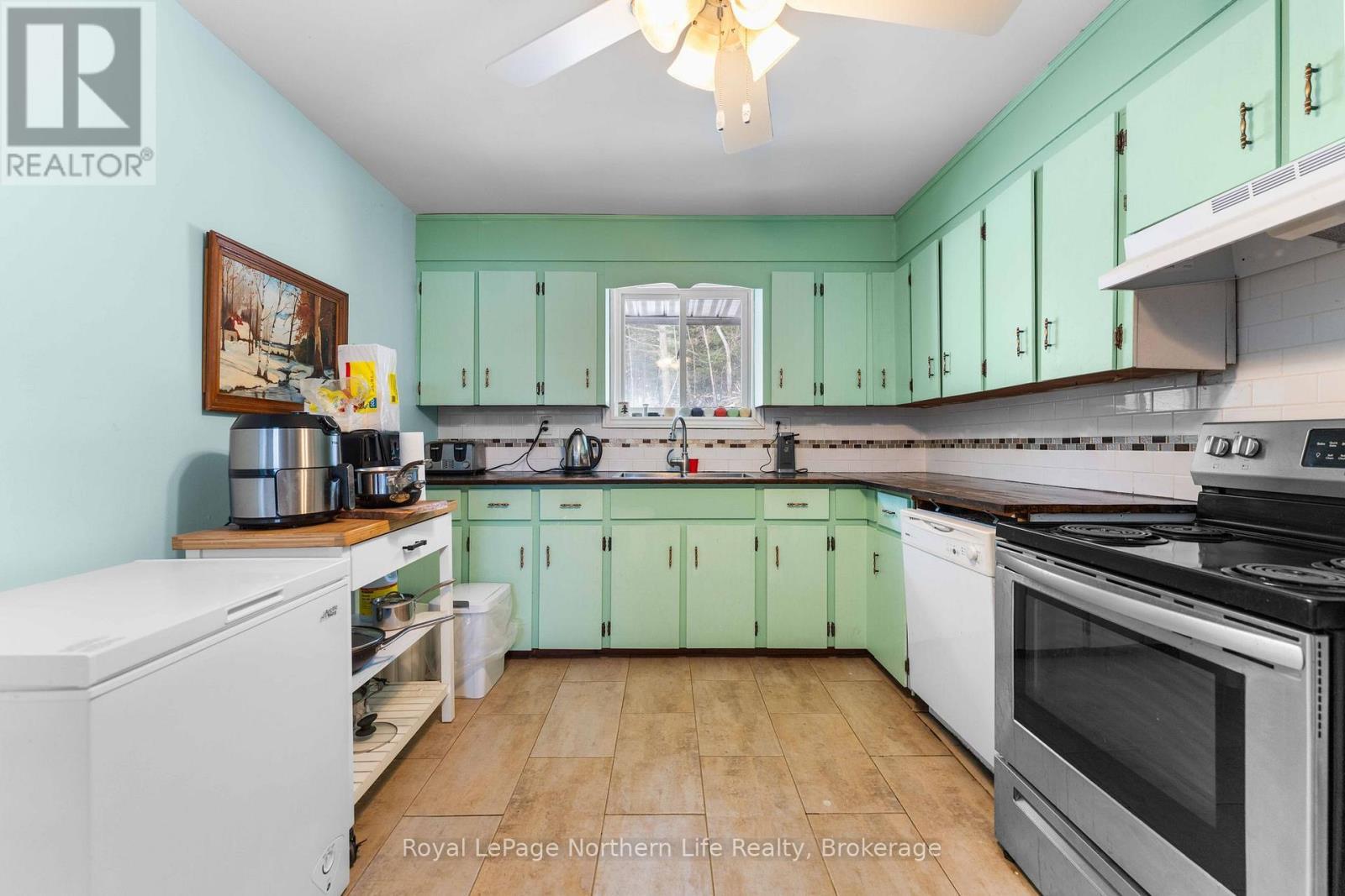 












39132 COMBERMERE ROAD

,
Madawaska Valley,




Ontario
K0J1L0

