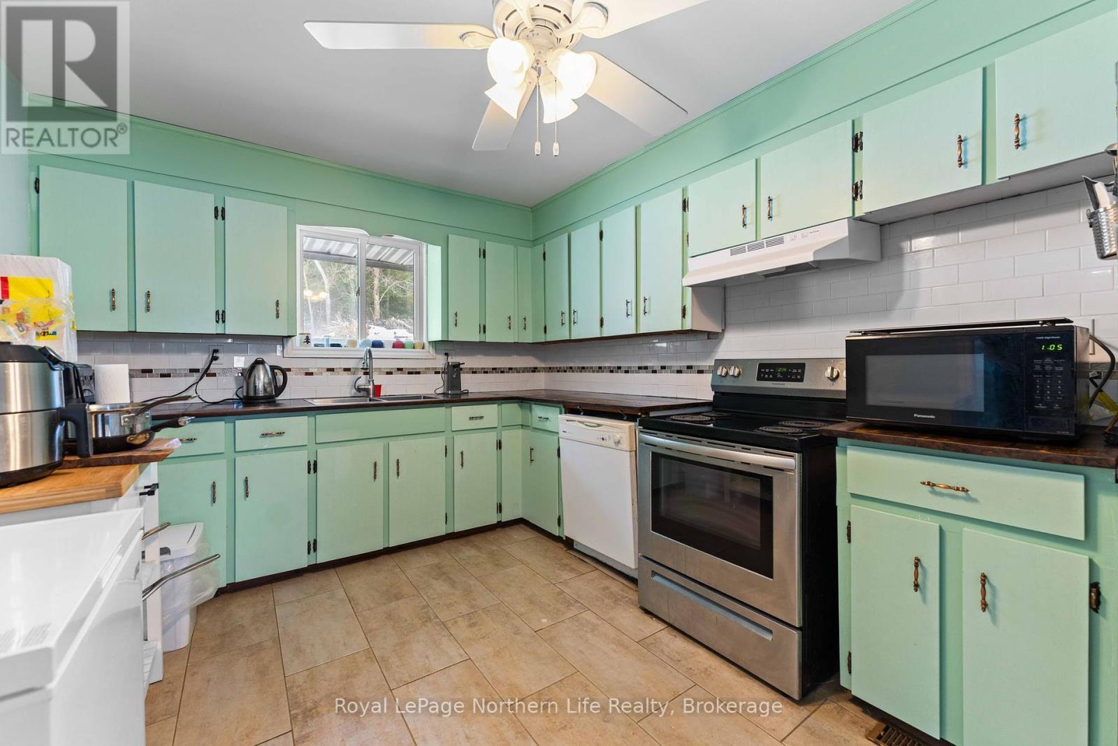 












39132 COMBERMERE ROAD

,
Madawaska Valley,




Ontario
K0J1L0

