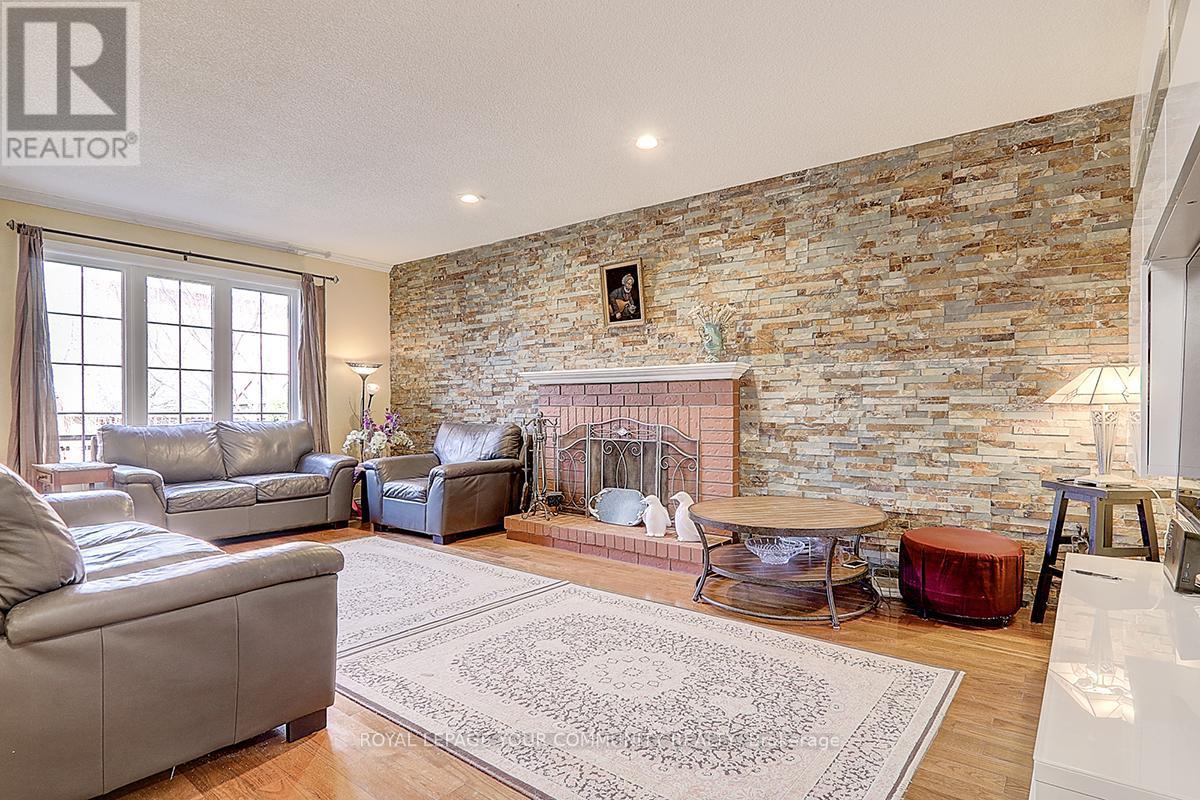 












891 COMFORT LANE

,
Newmarket,




Ontario
L3X1V7


