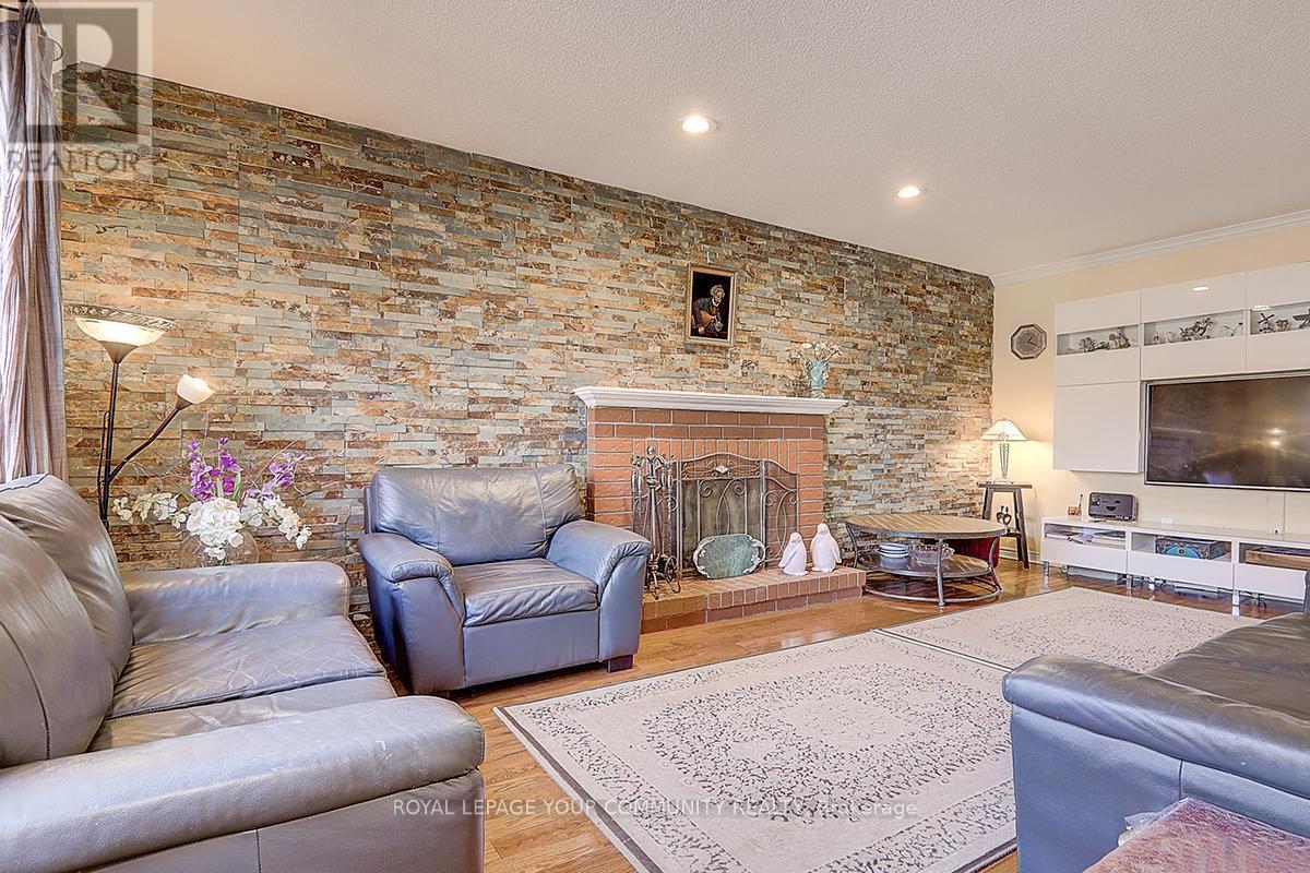 












891 COMFORT LANE

,
Newmarket,




Ontario
L3X1V7

