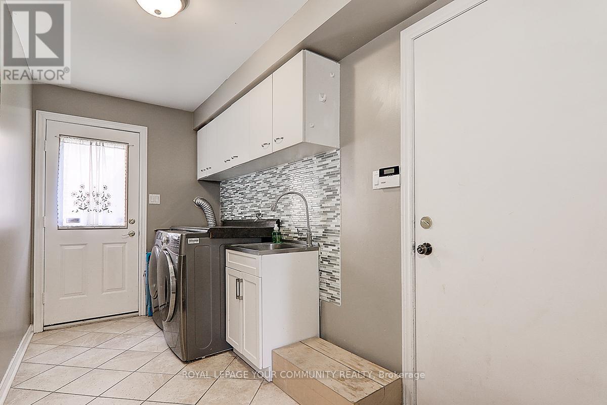 












891 COMFORT LANE

,
Newmarket,




Ontario
L3X1V7

