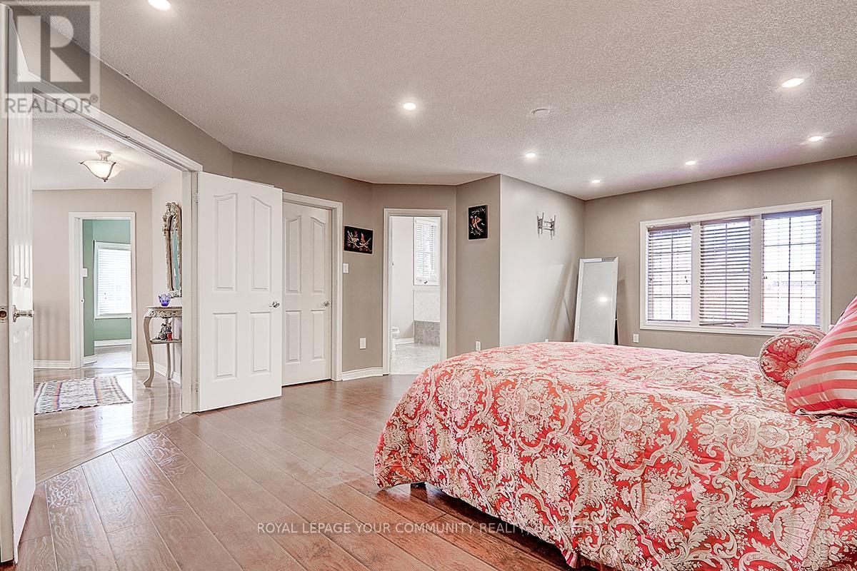 












891 COMFORT LANE

,
Newmarket,




Ontario
L3X1V7

