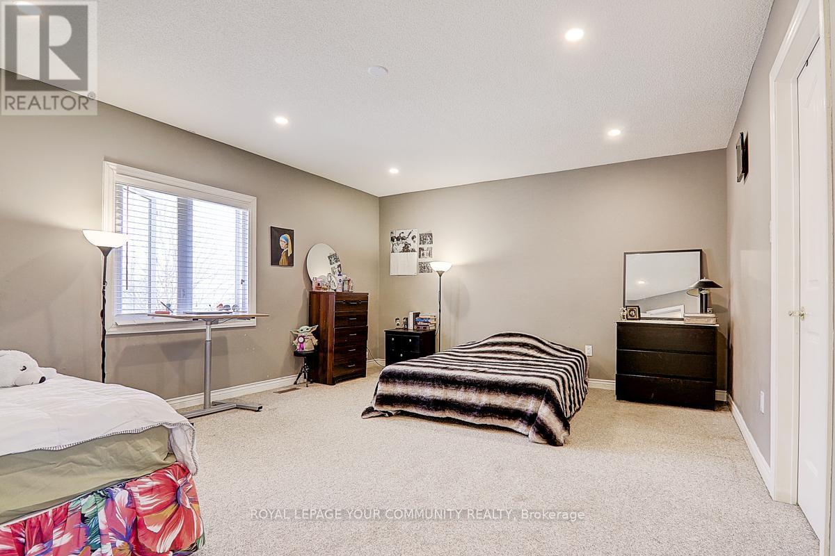 












891 COMFORT LANE

,
Newmarket,




Ontario
L3X1V7


