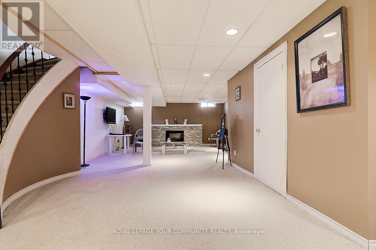 












891 COMFORT LANE

,
Newmarket,




Ontario
L3X1V7

