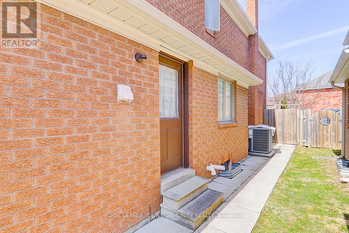 












891 COMFORT LANE

,
Newmarket,




Ontario
L3X1V7

