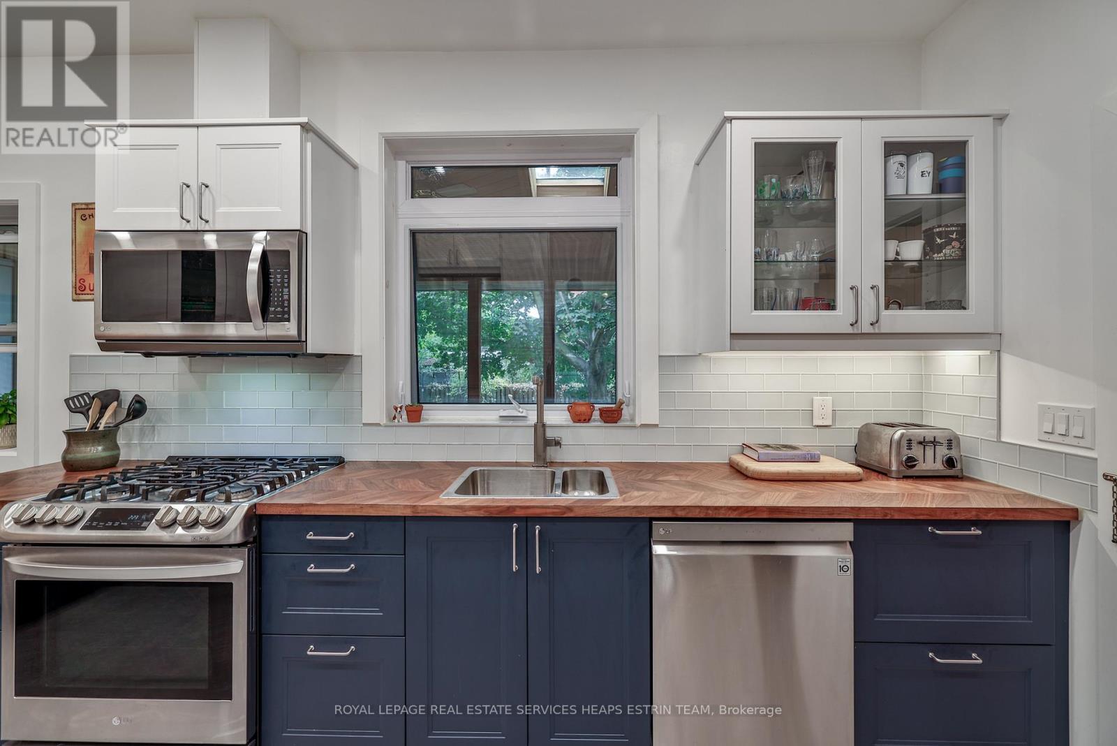 












292 INDIAN ROAD

,
Toronto,




Ontario
M6R2X2

