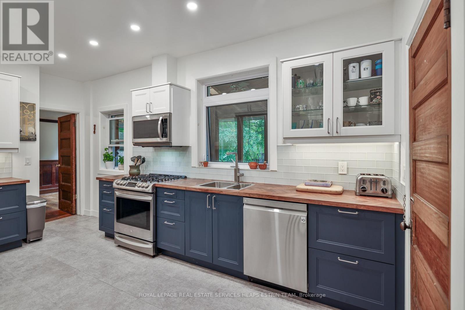 












292 INDIAN ROAD

,
Toronto,




Ontario
M6R2X2

