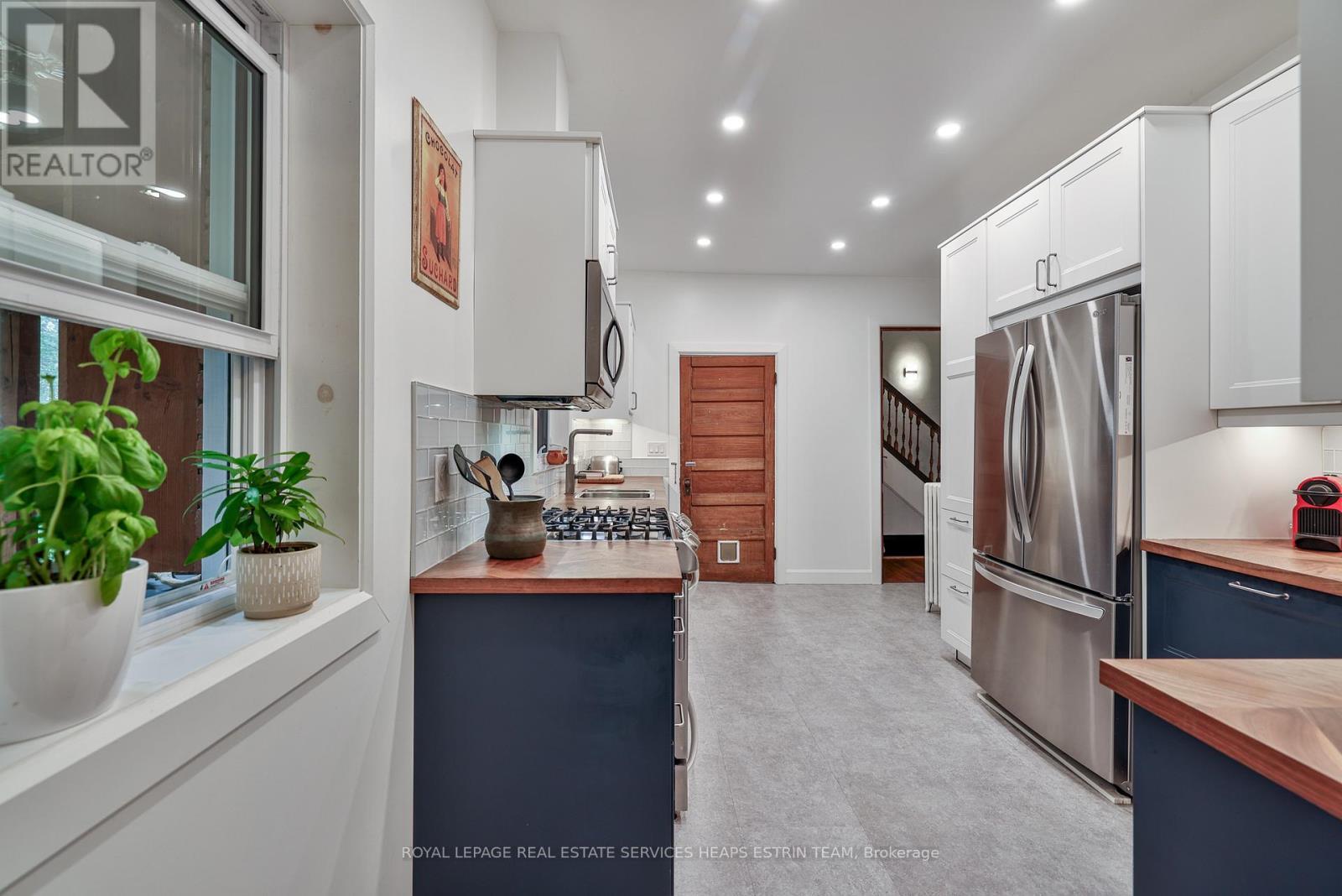 












292 INDIAN ROAD

,
Toronto,




Ontario
M6R2X2

