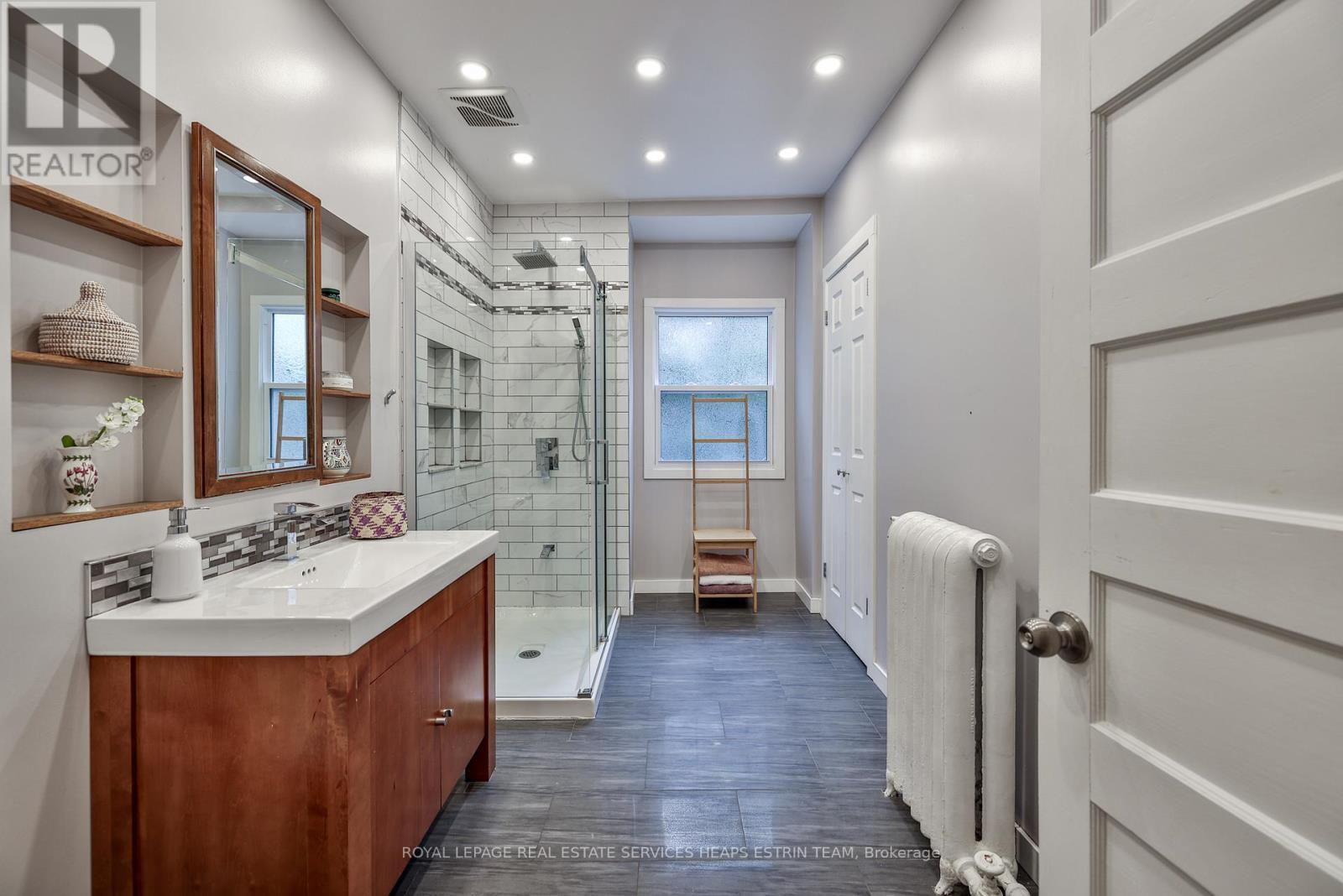 












292 INDIAN ROAD

,
Toronto,




Ontario
M6R2X2

