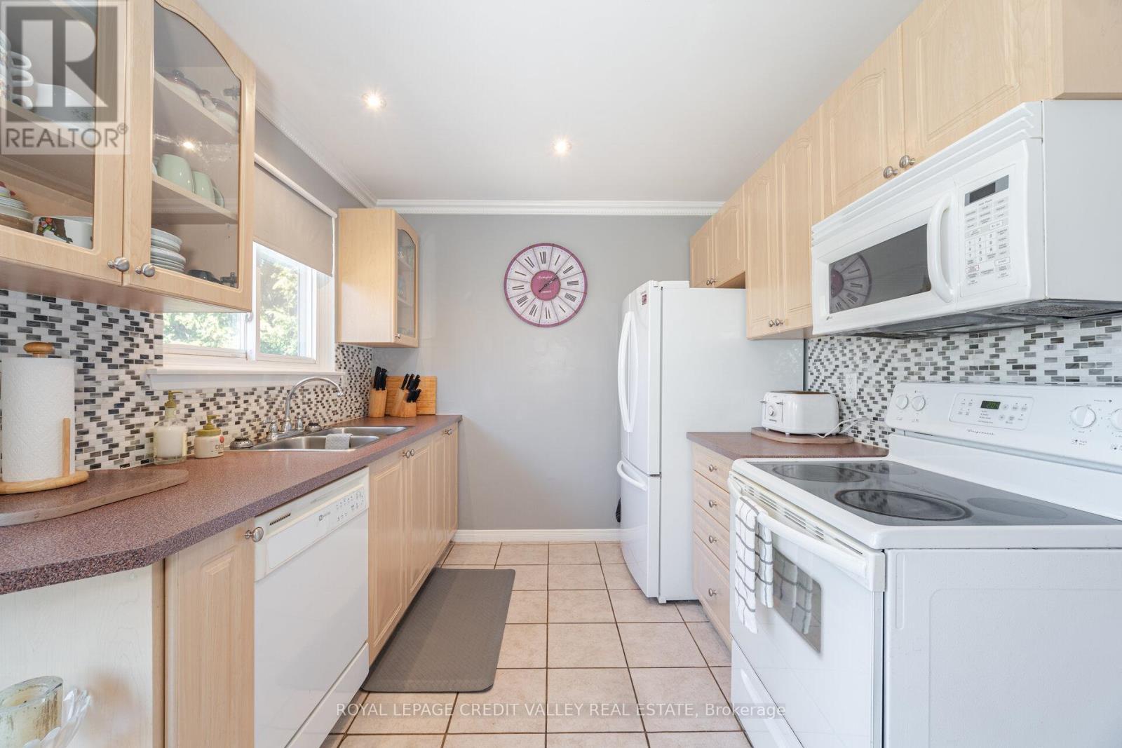 












54 GONDOLA CRESCENT

,
Brampton,




Ontario
L6S1W6

