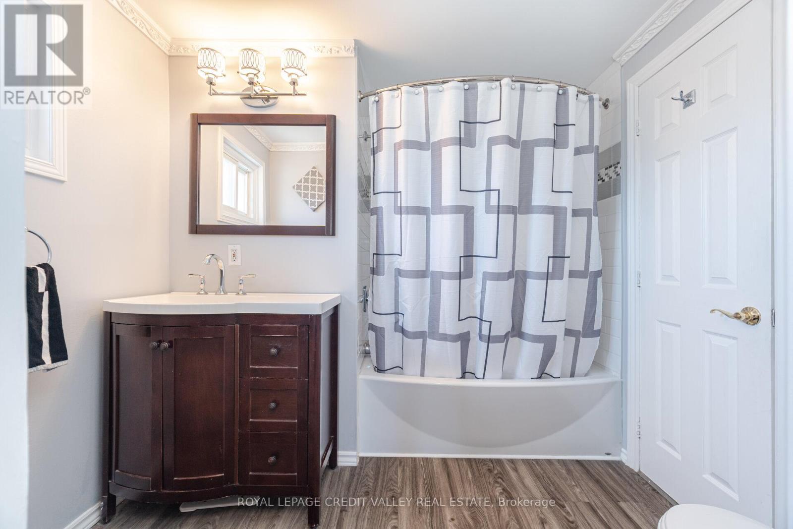 












54 GONDOLA CRESCENT

,
Brampton,




Ontario
L6S1W6

