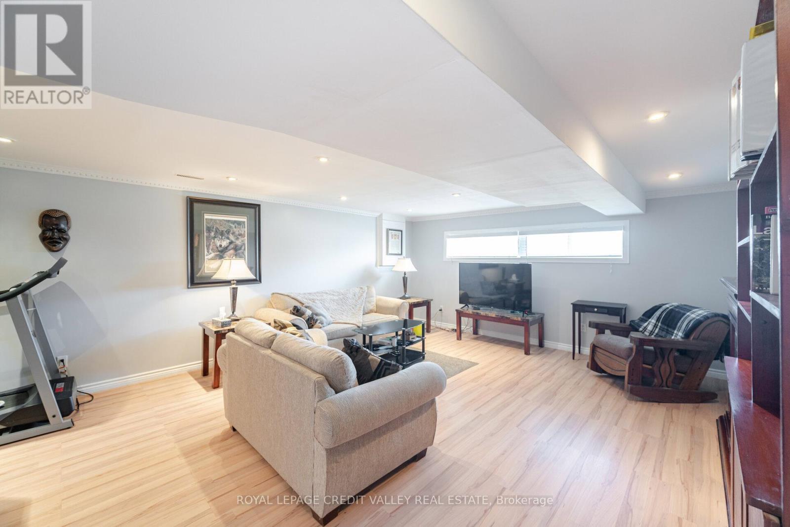 












54 GONDOLA CRESCENT

,
Brampton,




Ontario
L6S1W6

