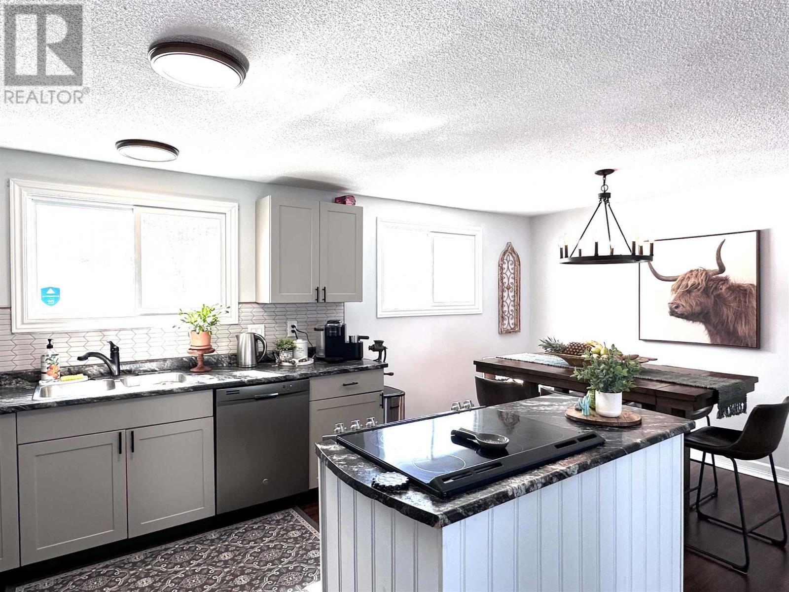 












1 Gillanders RD

,
Elliot Lake,




Ontario
P5A1W4

