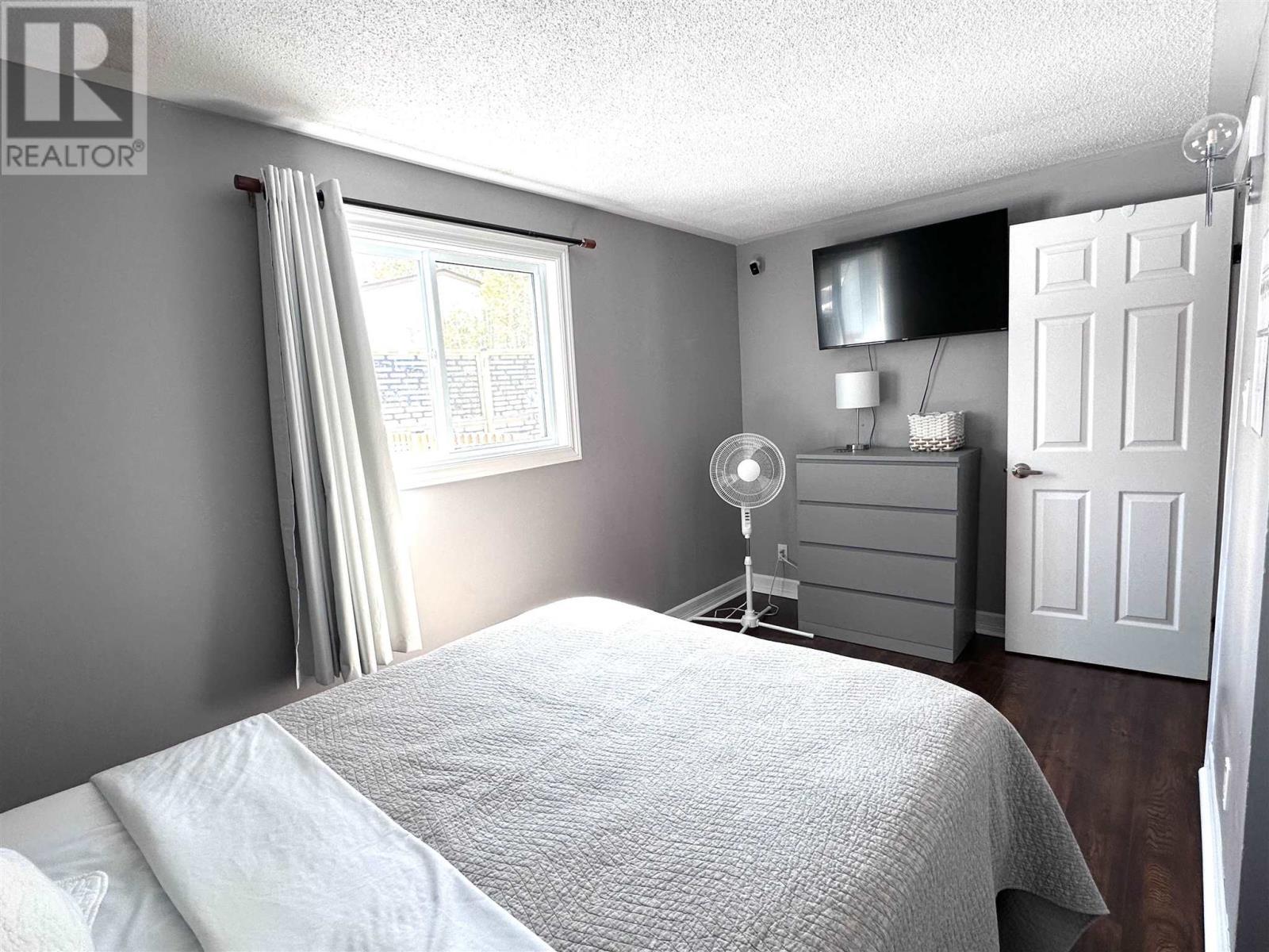 












1 Gillanders RD

,
Elliot Lake,




Ontario
P5A1W4

