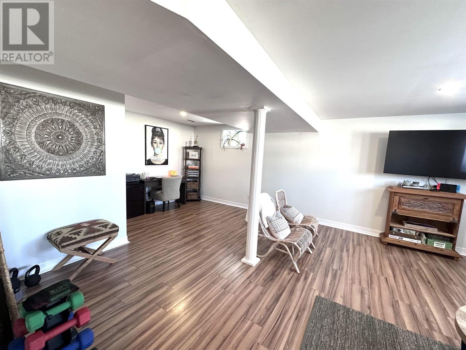 












1 Gillanders RD

,
Elliot Lake,




Ontario
P5A1W4

