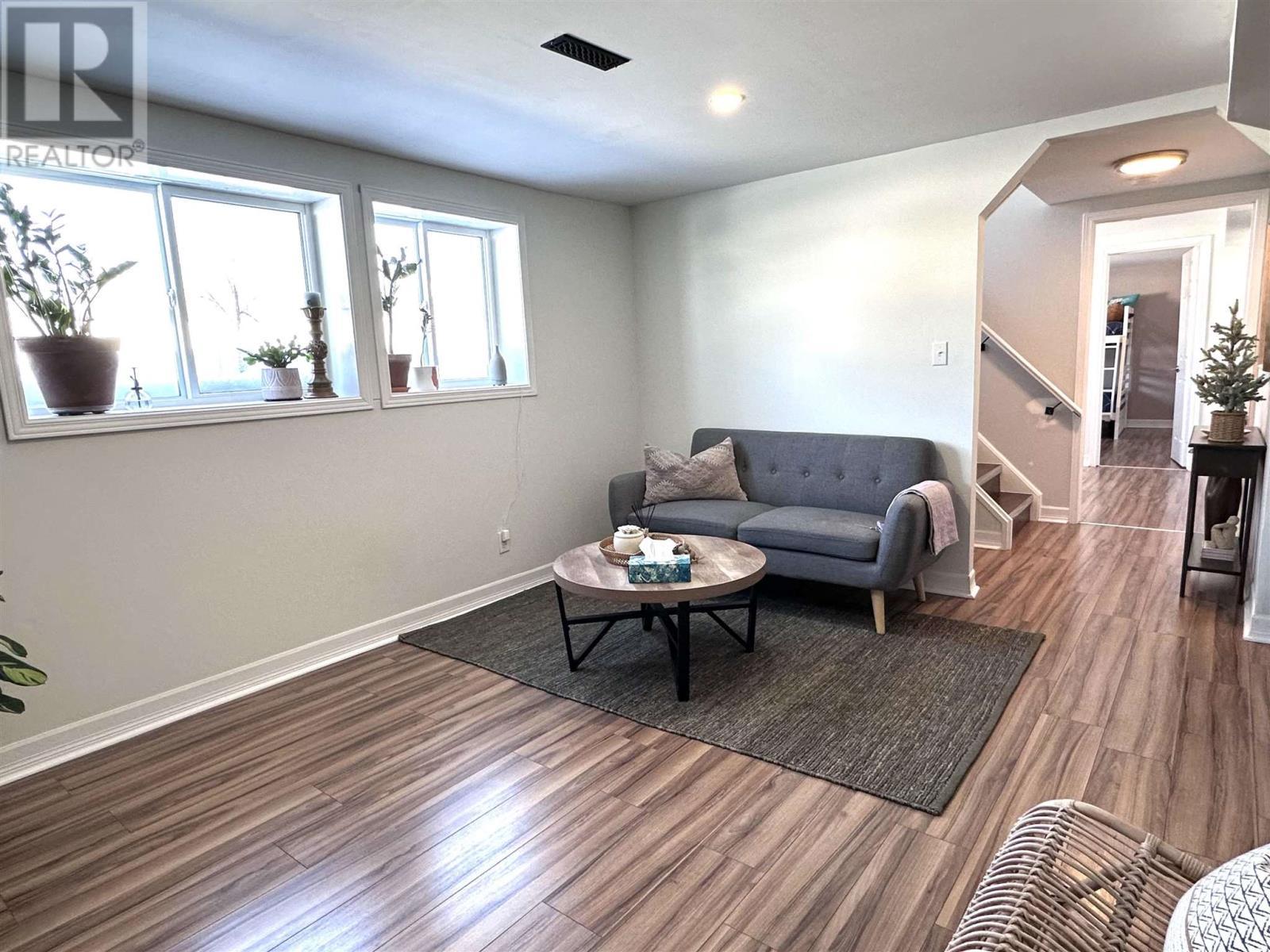 












1 Gillanders RD

,
Elliot Lake,




Ontario
P5A1W4


