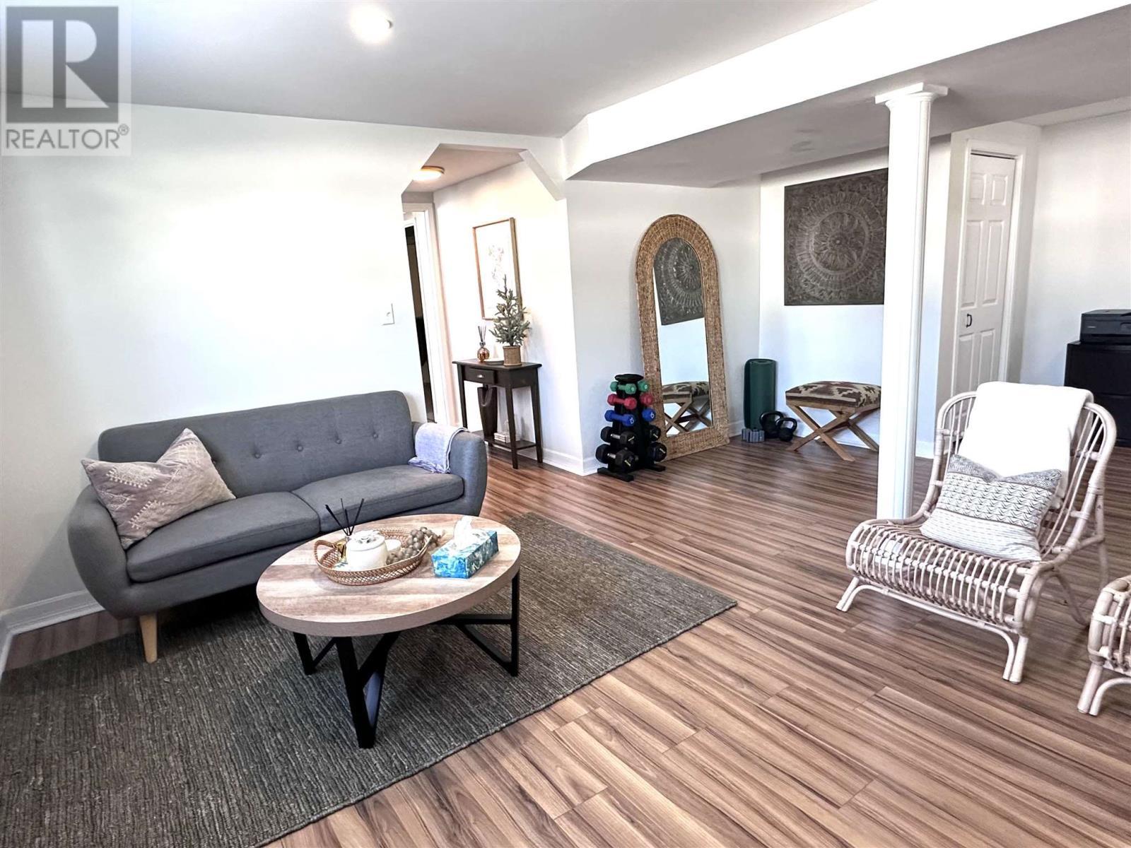 












1 Gillanders RD

,
Elliot Lake,




Ontario
P5A1W4

