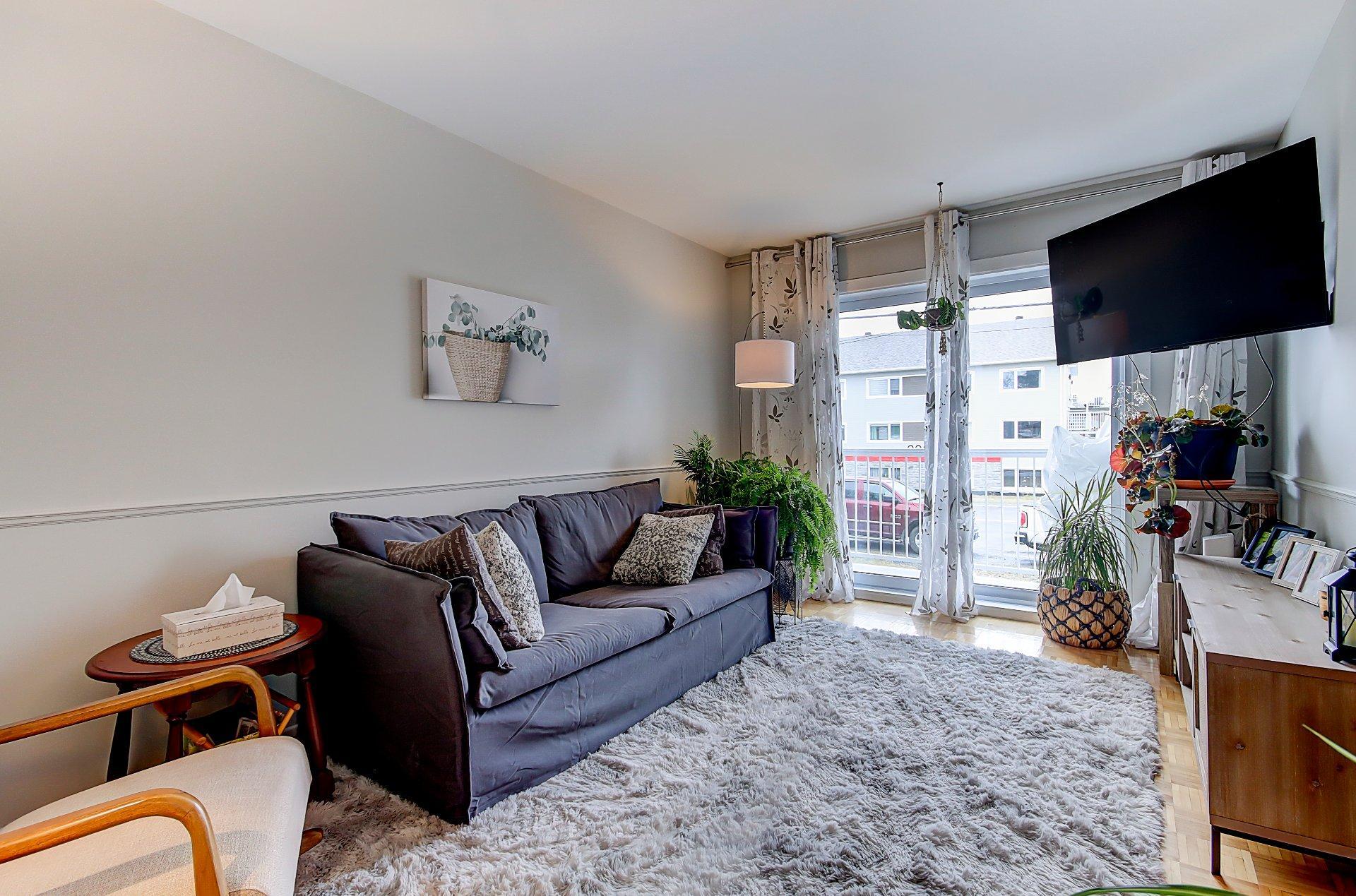 









203


Rue Bell

,
Cowansville,




QC
J2K3E1

