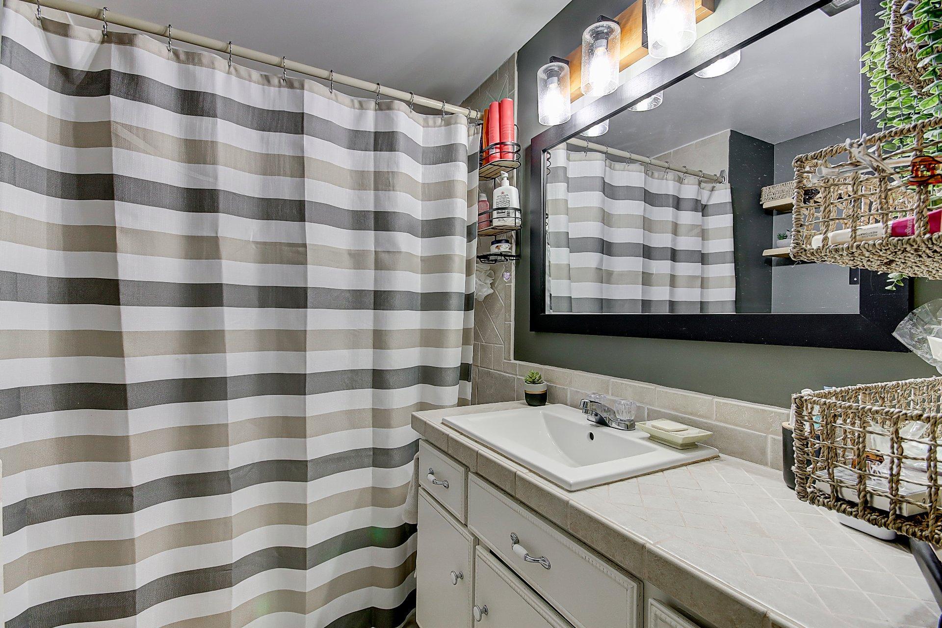 









203


Rue Bell

,
Cowansville,




QC
J2K3E1

