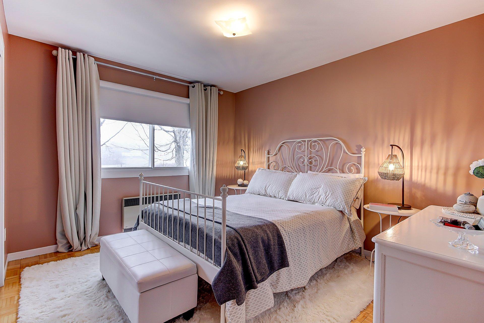 









203


Rue Bell

,
Cowansville,




QC
J2K3E1

