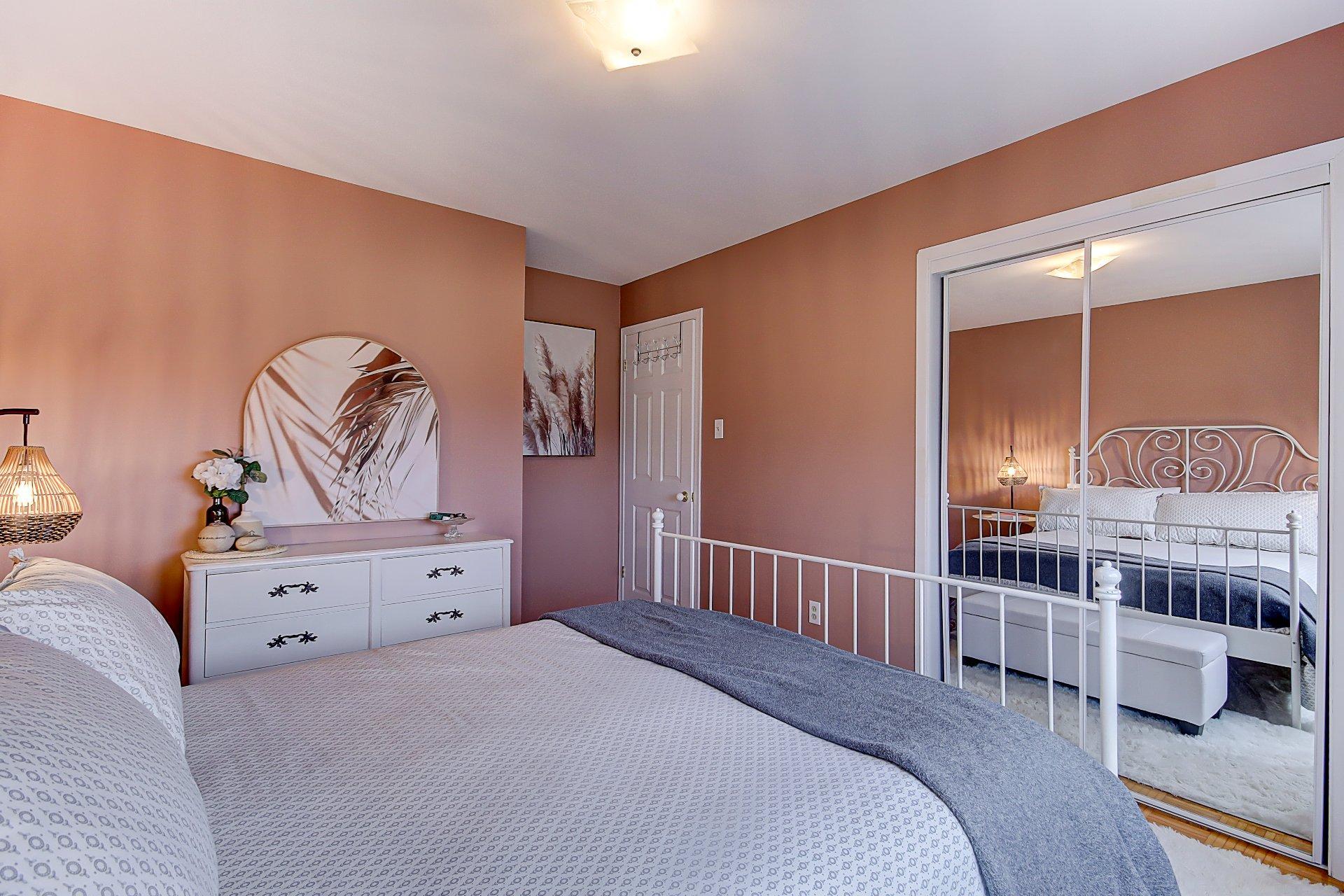 









203


Rue Bell

,
Cowansville,




QC
J2K3E1

