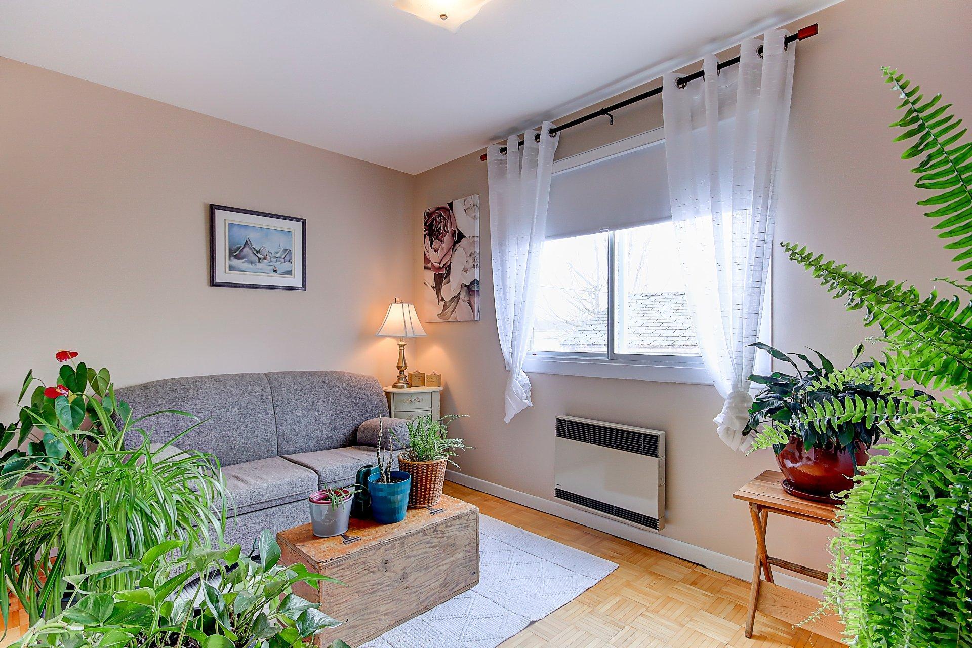 









203


Rue Bell

,
Cowansville,




QC
J2K3E1

