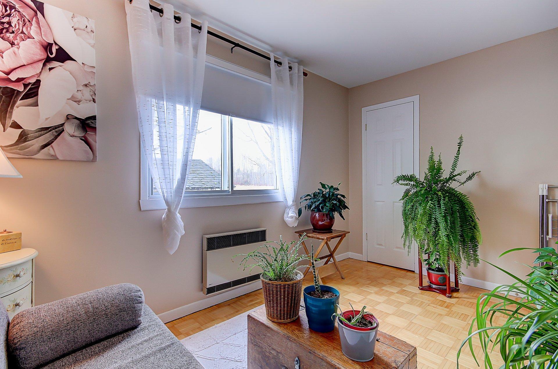 









203


Rue Bell

,
Cowansville,




QC
J2K3E1

