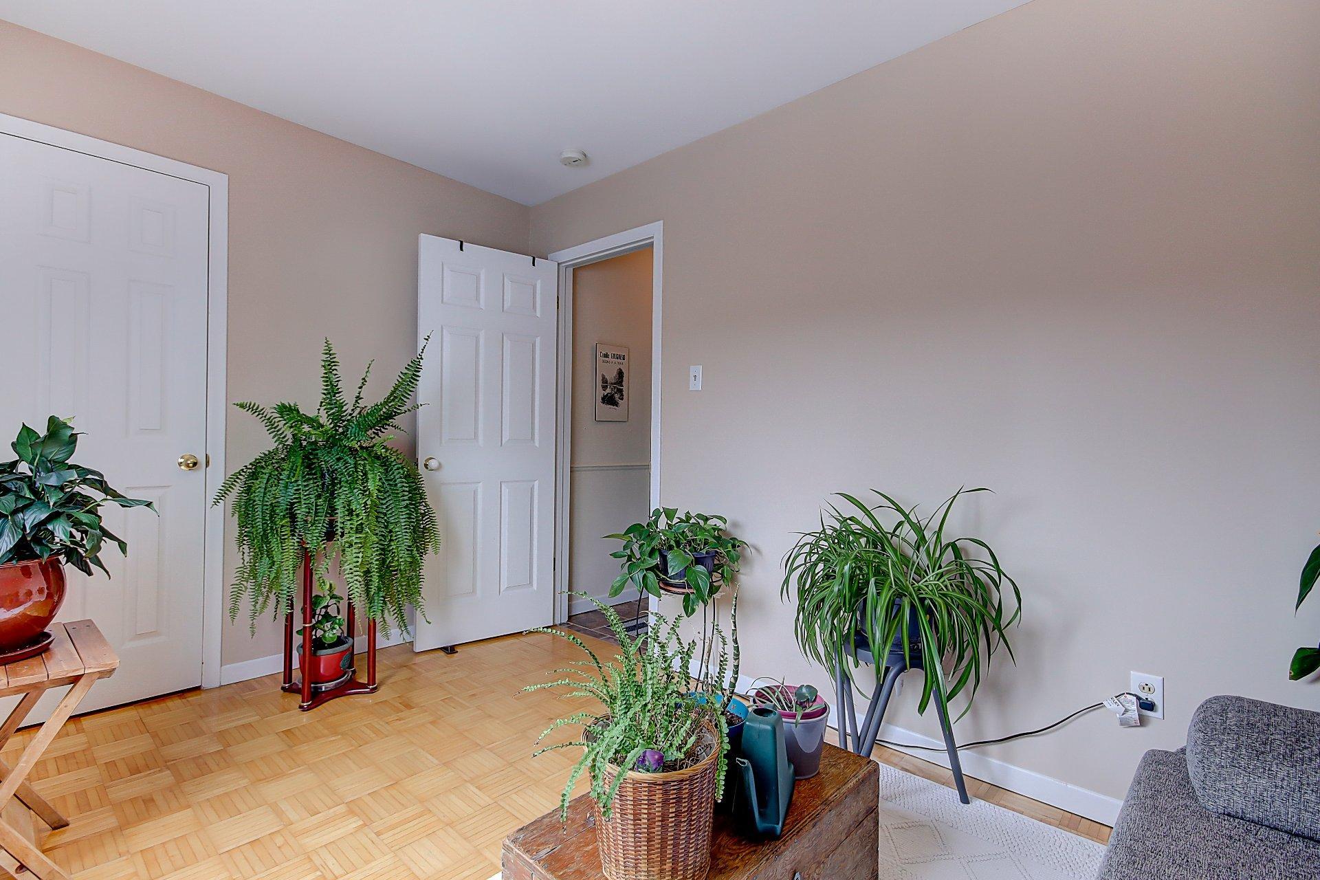 









203


Rue Bell

,
Cowansville,




QC
J2K3E1

