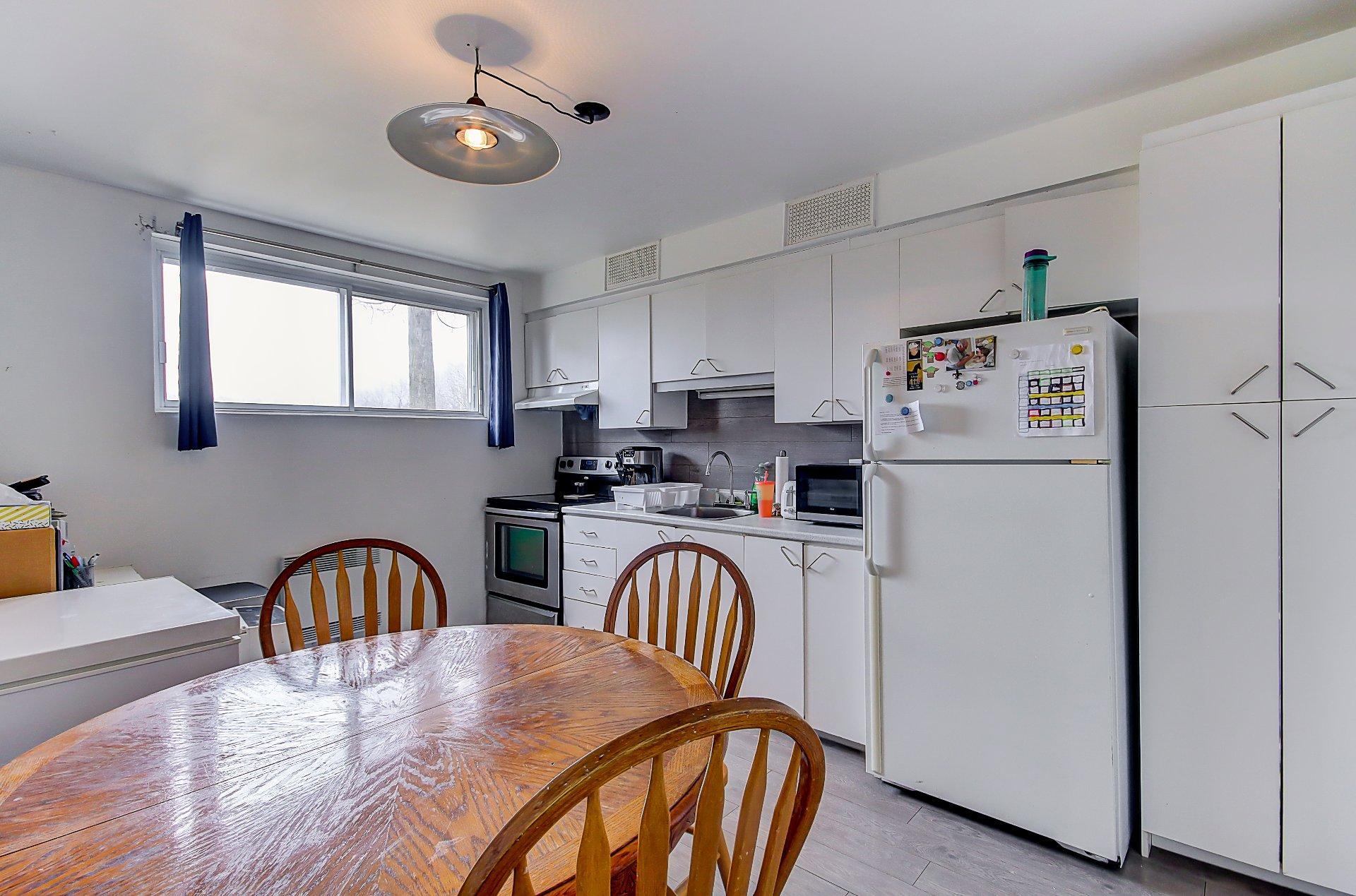 









203


Rue Bell

,
Cowansville,




QC
J2K3E1

