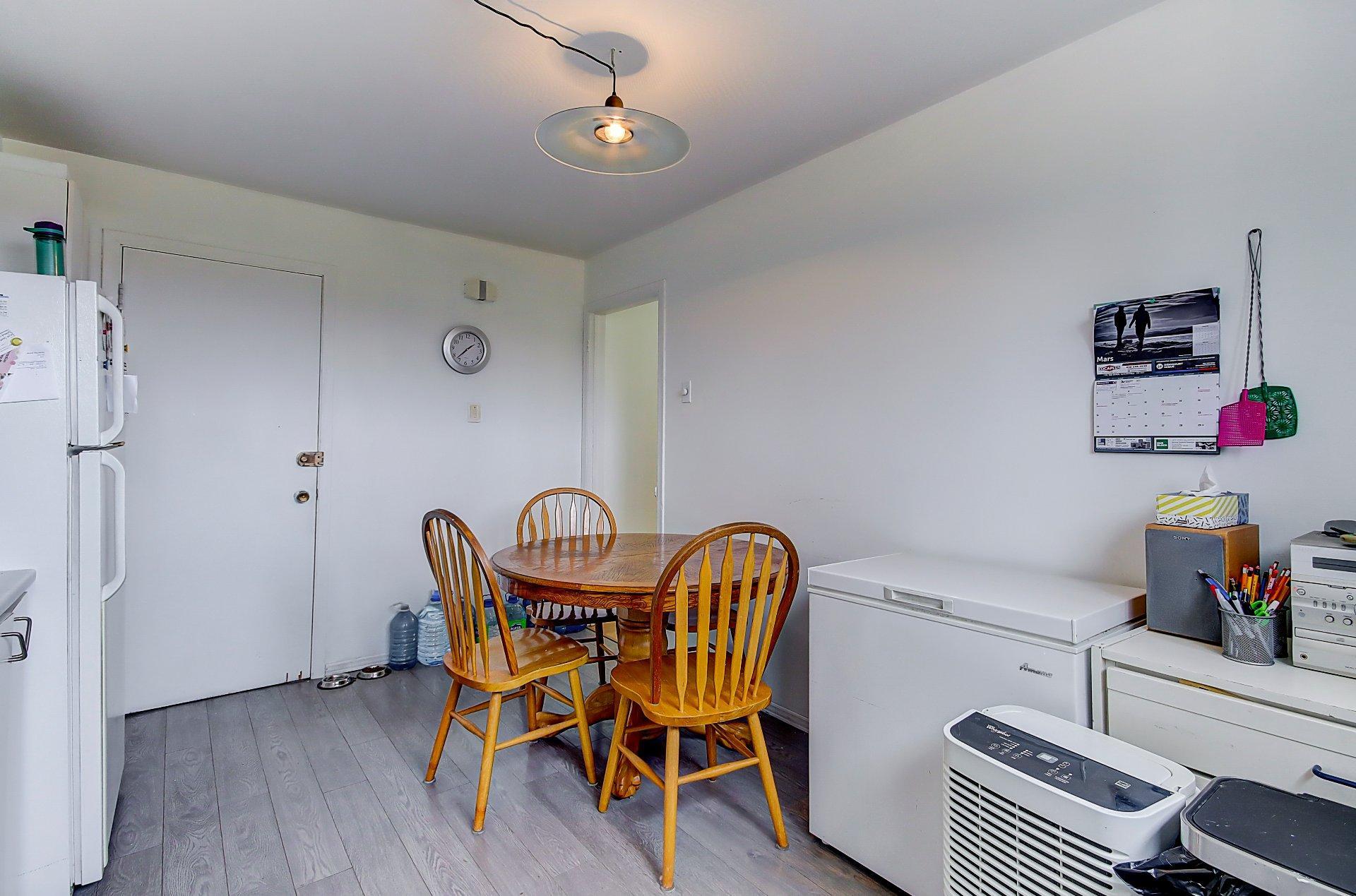 









203


Rue Bell

,
Cowansville,




QC
J2K3E1

