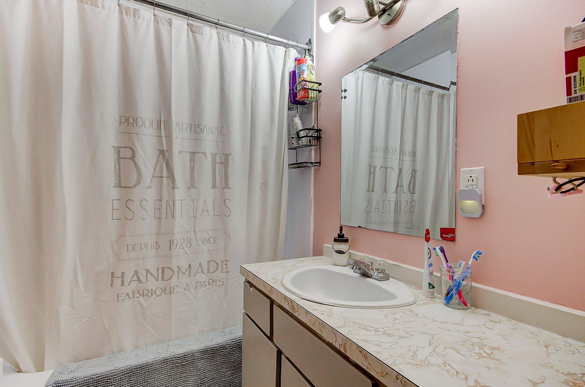 









203


Rue Bell

,
Cowansville,




QC
J2K3E1

