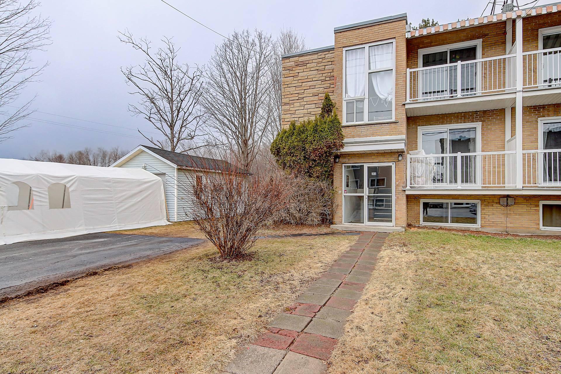 









203


Rue Bell

,
Cowansville,




QC
J2K3E1


